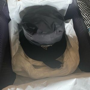 BLACK PRADA BUCKET HAT